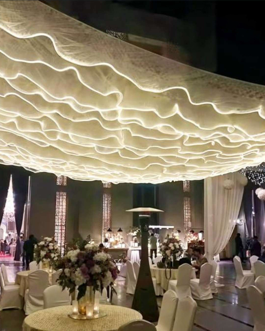 Plafond d&eacute;cor&eacute; de tissus lumineux pour cr&eacute;er une ambiance encore plus immersive